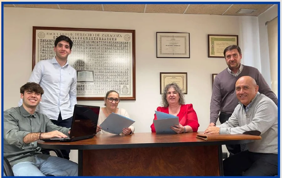 Equipo de Asesoría Gimeno en su oficina de Zaragoza